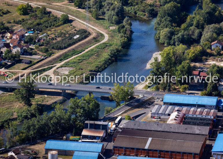 Luftbild Fluß - Brückenbauwerk zur Überquerung an der Straße Braće Pisteljića in Banja Luka in Republika Srpska, Bosnien und Herzegowina