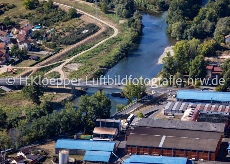 Luftbild Fluß - Brückenbauwerk zur Überquerung an der Straße Braće Pisteljića in Banja Luka in Republika Srpska, Bosnien und Herzegowina