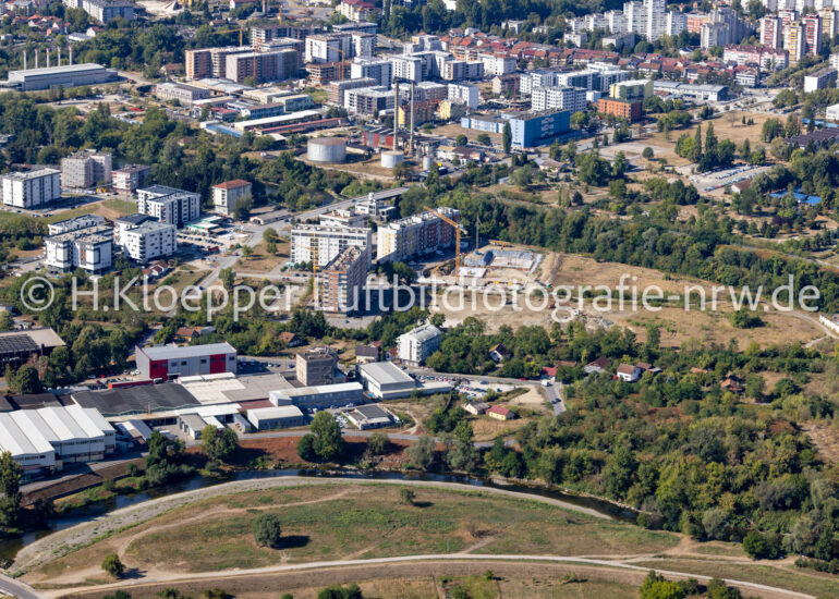 Luftbild Baustelle zum Neubau des Wohn- Hochhaus- Gebäudeensemble an der Straße Bulevar vojvode Zivojina Misica in Banja Luka in Republika Srpska, Bosnien und Herzegowina