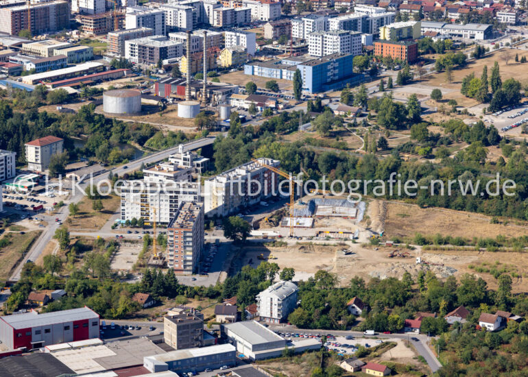 Luftbild Baustelle zum Neubau des Wohn- Hochhaus- Gebäudeensemble an der Straße Bulevar vojvode Zivojina Misica in Banja Luka in Republika Srpska, Bosnien und Herzegowina