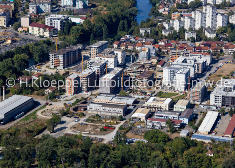 Luftbild Baustelle zum Neubau - Wohn- Hochhaus- Gebäude an der Straße Bulevar vojvode Petra Bojovića in Banja Luka in Republika Srpska, Bosnien und Herzegowina