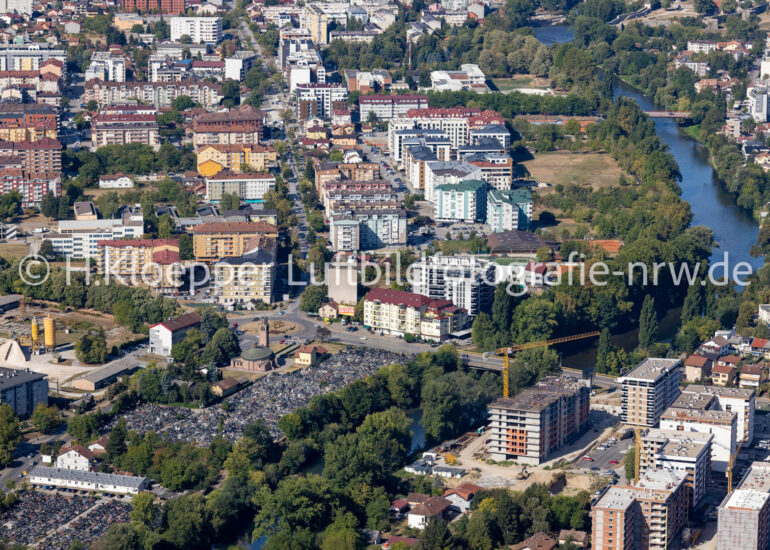 Luftbild Uferbereiche am Flußverlauf an der Straße Bulevar vojvode Petra Bojovica an der Straße Bulevar vojvode Petra Bojovica in Banja Luka in Republika Srpska, Bosnien und Herzegowina