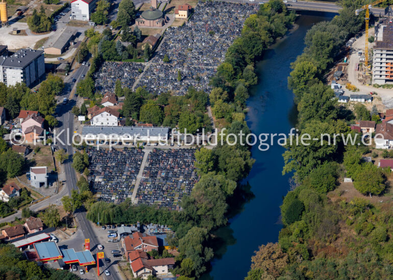 Luftbild Grabreihen auf dem Gelände des Friedhofes in Banja Luka in Republika Srpska, Bosnien und Herzegowina