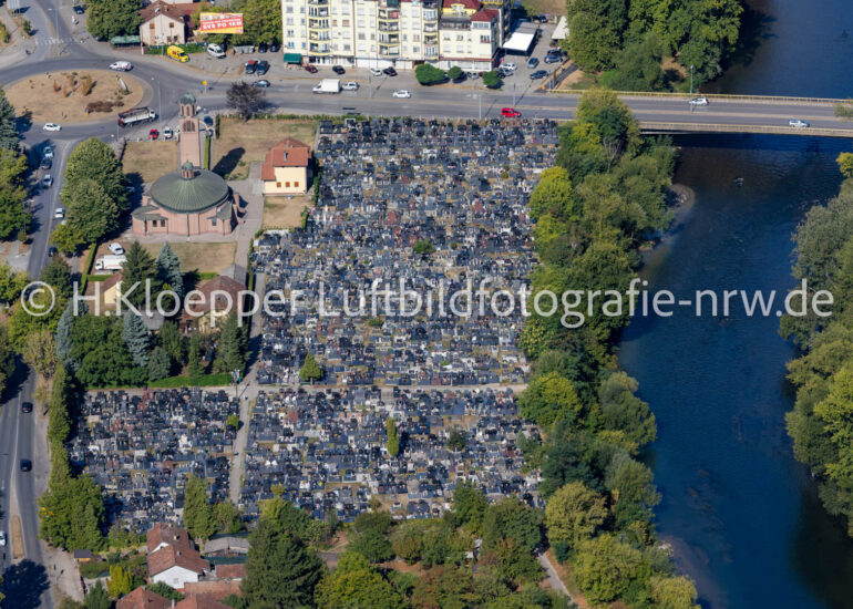 Luftbild Grabreihen auf dem Gelände des Friedhofes in Banja Luka in Republika Srpska, Bosnien und Herzegowina