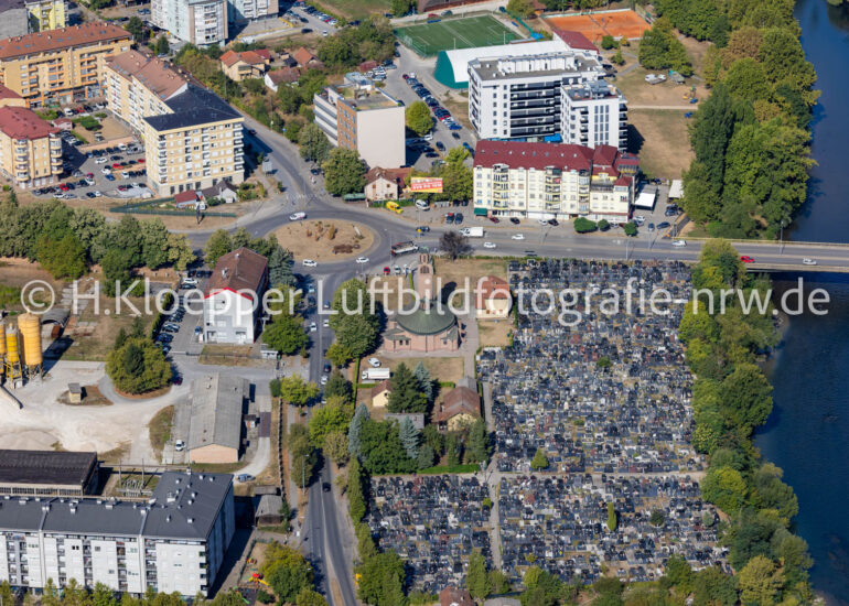 Luftbild Grabreihen auf dem Gelände des Friedhofes in Banja Luka in Republika Srpska, Bosnien und Herzegowina