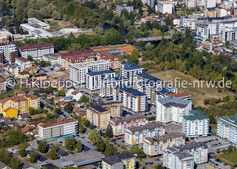Luftbild Hochhaus- Ensemble an der Straße Bulevar vojvode Stepe Stepanovica in Banja Luka in Republika Srpska, Bosnien und Herzegowina
