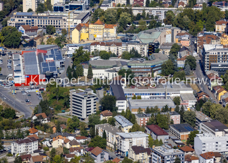 Luftbild Mischbebauung der Wohngebiets- und Gewerbeansiedlung an der Straße Ive Lole Ribara in Banja Luka in Republika Srpska, Bosnien und Herzegowina