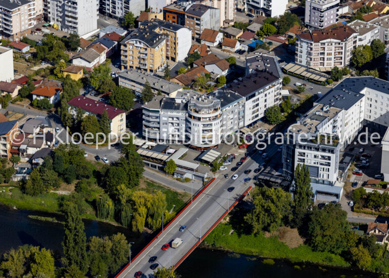 Fassade und Dachkonstruktion eines Wohn- und Geschäftshauses an der Straße Gavre Vuckovića in Banja Luka in Republika Srpska, Bosnien und Herzegowina