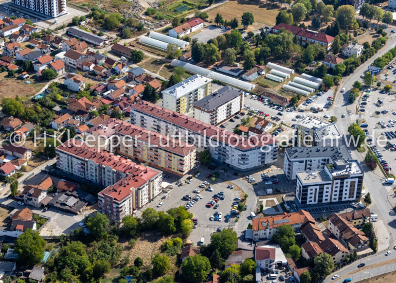 Luftbild Wohngebiet - Mischbebauung der Mehr- und Einfamilienhaussiedlung an der Straße Dragana Bubica in Banja Luka in Republika Srpska, Bosnien und Herzegowina