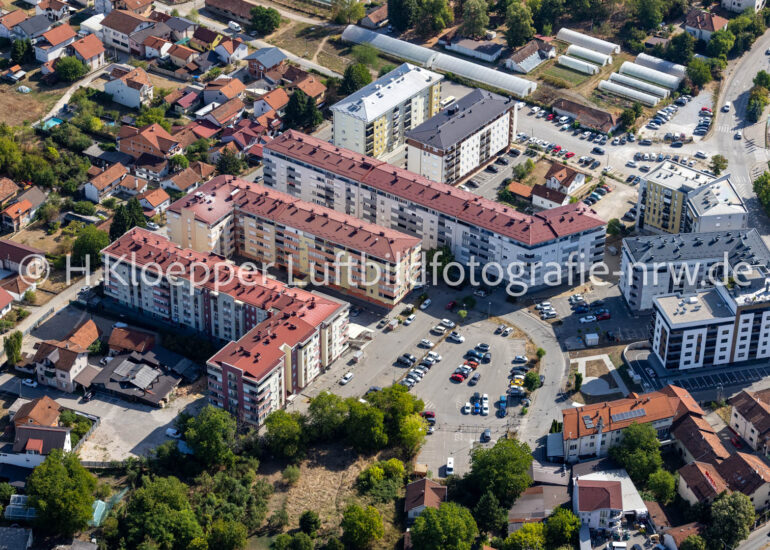 Luftbild Wohngebiet - Mischbebauung der Mehr- und Einfamilienhaussiedlung an der Straße Dragana Bubica in Banja Luka in Republika Srpska, Bosnien und Herzegowina