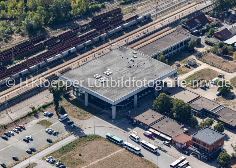 Luftbild Gleisverlauf und Bahnhofsgebäude 