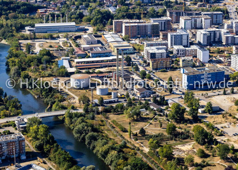 Kraftwerksanlagen des Blockheizkraftwerkes - regionalen Heizkraftwerkes an der Straße Bulevar vojvode Zivojina Misica in Banja Luka in Republika Srpska, Bosnien und Herzegowina.