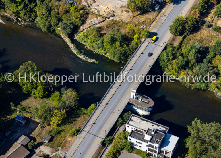 Luftbild Fluß - Brückenbauwerk zur Überquerung der