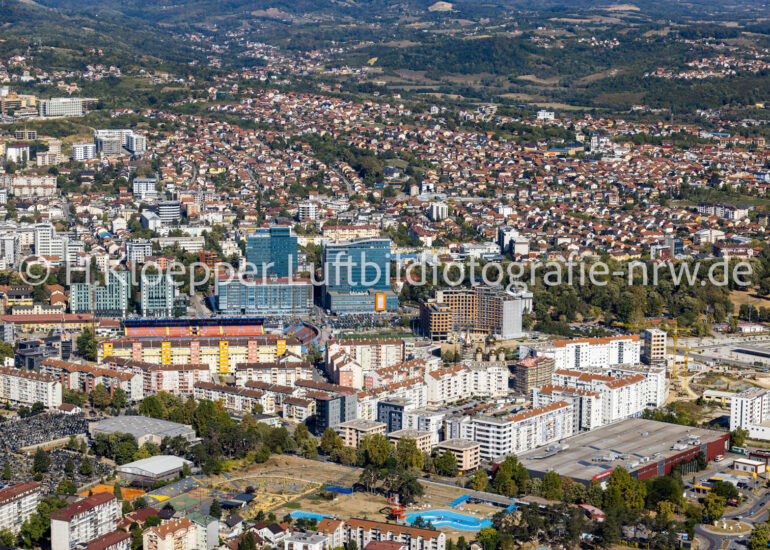 Luftbild Stadtansicht des Innenstadtbereiches an der Straße Bulevar vojvode Zivojina Misica in Banja Luka in Republika Srpska, Bosnien und Herzegowina
