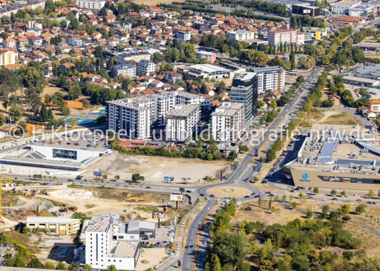 Luftbild Hochhäuser im Wohngebiet einer industriell gefertigten Plattenbau- Siedlung an der Straße Bulevar srpske vojske in Banja Luka in Republika Srpska, Bosnien und Herzegowina