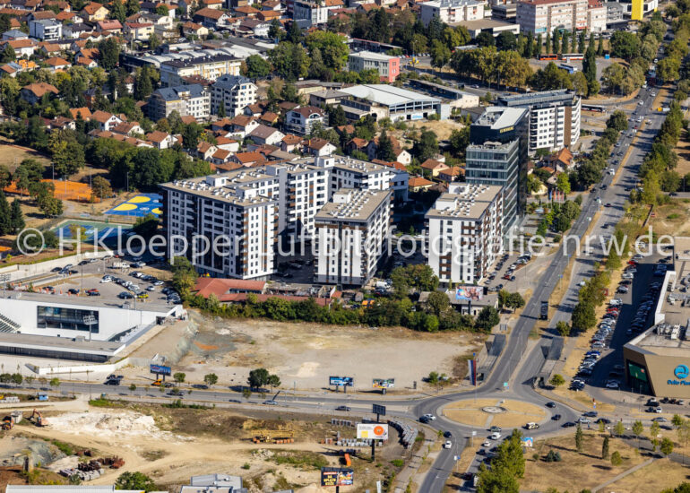Luftbild Hochhäuser im Wohngebiet einer industriell gefertigten Plattenbau- Siedlung an der Straße Bulevar srpske vojske in Banja Luka in Republika Srpska, Bosnien und Herzegowina