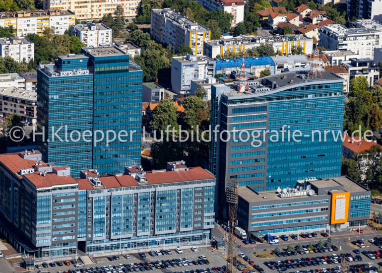 Luftbild Hochhaus- Ensemble an der Straße Trg Republike Srpske in Banja Luka in Republika Srpska, Bosnien und Herzegowina.