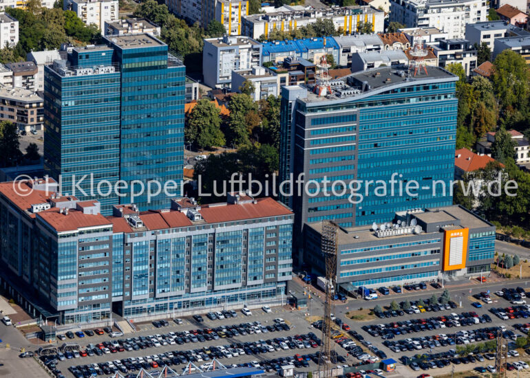 Luftbild Hochhaus- Ensemble an der Straße Trg Republike Srpske in Banja Luka in Republika Srpska, Bosnien und Herzegowina.