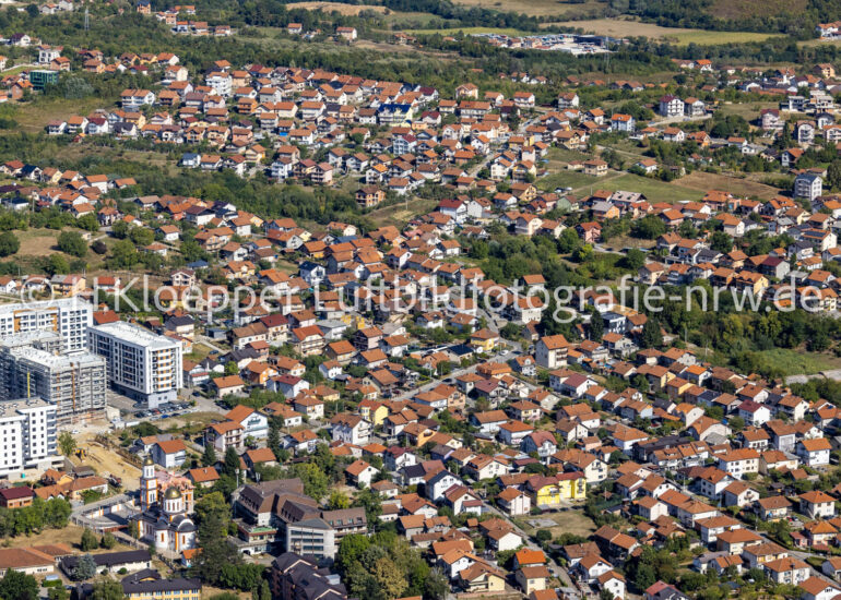 Luftbild Wohngebiet einer Einfamilienhaus- Siedlung an der Straße Ranka Sipke in Banja Luka in Republika Srpska, Bosnien und Herzegowina