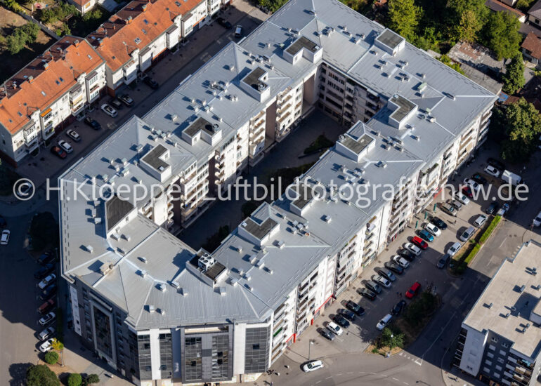 Luftbild Fassade und Dachkonstruktion eines Wohn- und Geschäftshauses an der Straße Petra Preradovica, Jovana Ducica in Banja Luka in Republika Srpska, Bosnien und Herzegowina