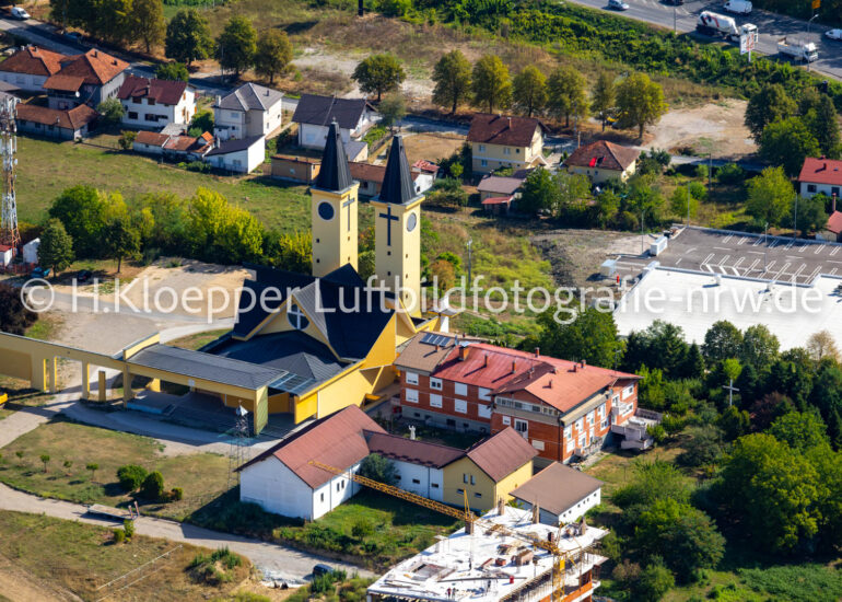 Luftbild Kirchengebäude 