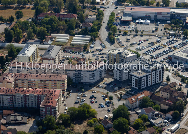 Luftbild Mischbebauung der Wohngebiets- und Gewerbeansiedlung an der Straße Srednjoskolska, Ivana Gorana Kovacica in Banja Luka in Republika Srpska, Bosnien und Herzegowina