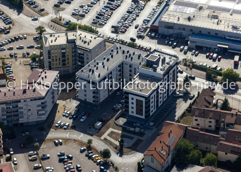 Luftbild Mischbebauung der Wohngebiets- und Gewerbeansiedlung an der Straße Srednjoskolska, Ivana Gorana Kovacica in Banja Luka in Republika Srpska, Bosnien und Herzegowina