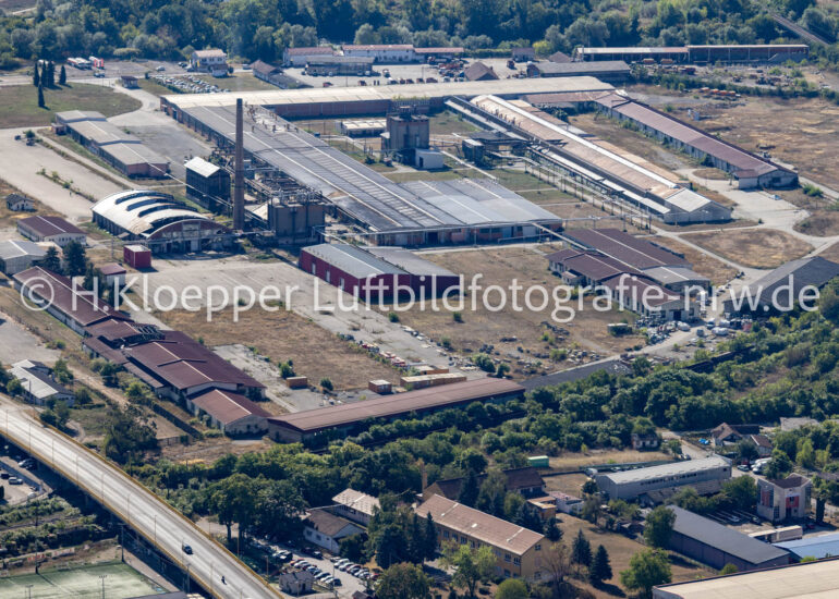 Luftbild Gebäude und Produktionshallen auf dem Fabrikgelände 