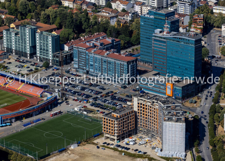 Luftbild Hochhaus- Ensemble an der Straße Trg Republike Srpske an der Straße Trg Republike Srpske in Banja Luka in Republika Srpska, Bosnien und Herzegowina.
