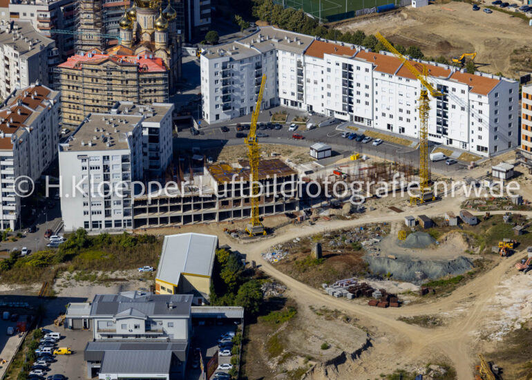 Baustelle mit Erschließungs - und Erdaufschüttungs- Arbeiten an der Straße Olimpijskih pobjednika in Banja Luka in Republika Srpska, Bosnien und Herzegowina