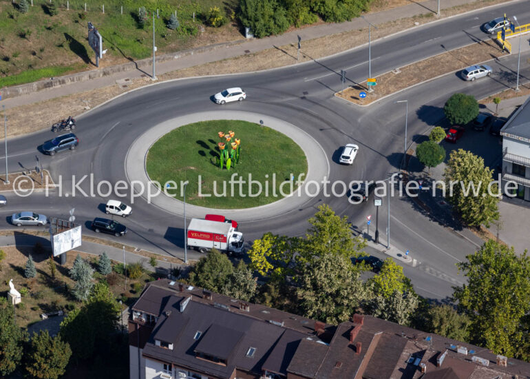 Luftbild Verkehrsführung des Kreisverkehr und Straßenverlauf an der Straße E661 in Banja Luka in Republika Srpska, Bosnien und Herzegowina