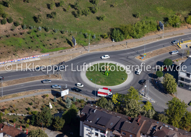 Luftbild Verkehrsführung des Kreisverkehr und Straßenverlauf an der Straße E661 in Banja Luka in Republika Srpska, Bosnien und Herzegowina