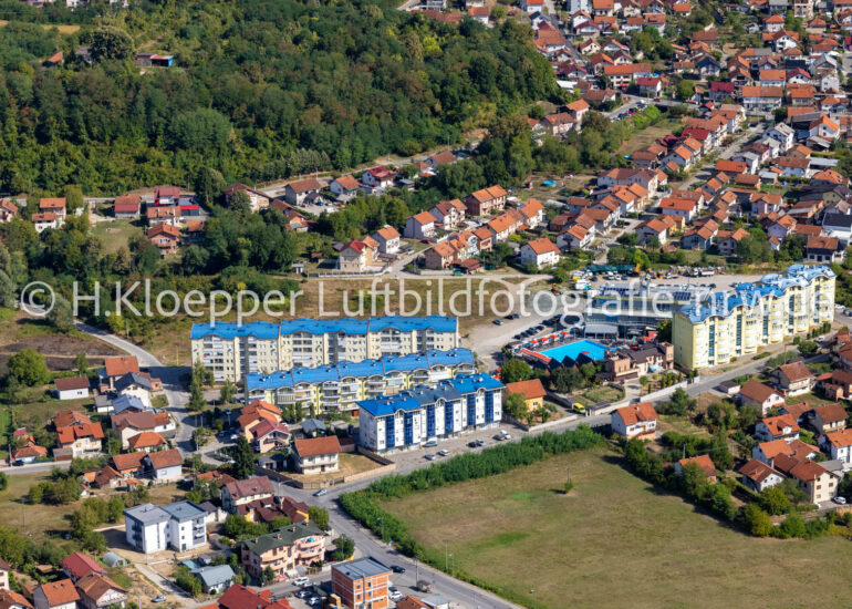 Luftbild Mischbebauung von Gewerbeeinheiten und Firmen- Niederlassungen im Wohngebiet einer Einfamilienhaus- Siedlung an der Straße Tromeđe in Banja Luka in Republika Srpska, Bosnien und Herzegowina