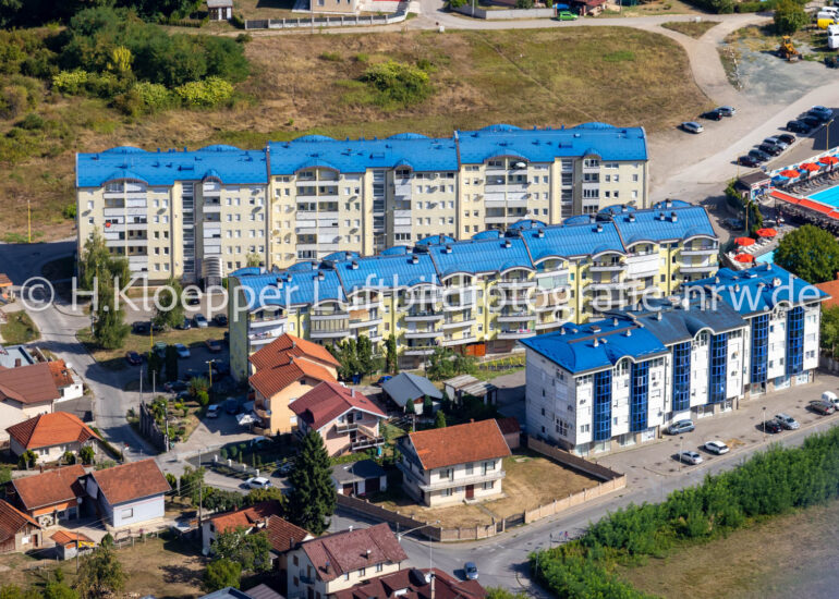 Luftbild Mischbebauung von Gewerbeeinheiten und Firmen- Niederlassungen im Wohngebiet einer Einfamilienhaus- Siedlung an der Straße Tromeđe in Banja Luka in Republika Srpska, Bosnien und Herzegowina