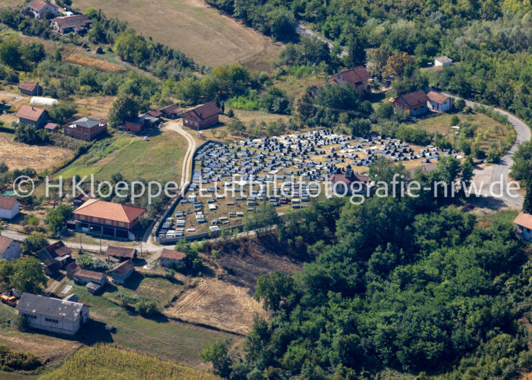 Luftbild Grabreihen auf dem Gelände des Friedhofes an der Straße 7. februara in Drakulić in Republika Srpska, Bosnien und Herzegowina