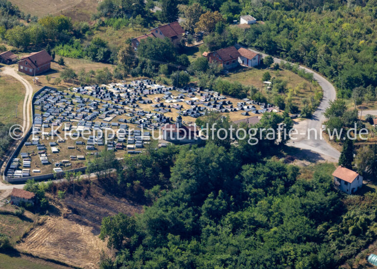 Luftbild Grabreihen auf dem Gelände des Friedhofes an der Straße 7. februara in Drakulić in Republika Srpska, Bosnien und Herzegowina