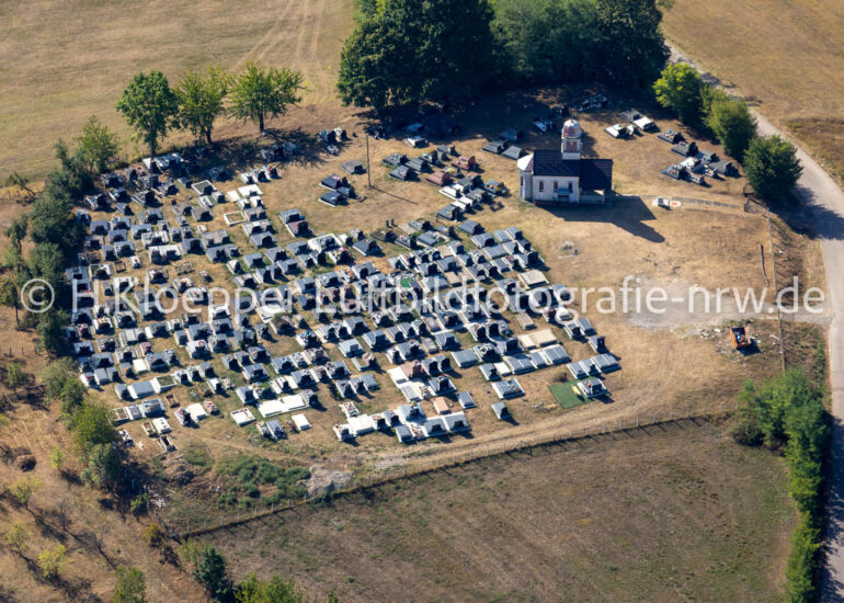 Luftbild Grabreihen auf dem Gelände des Friedhofes an der Straße Svete Ognjena Marija in Motike in Republika Srpska, Bosnien und Herzegowina