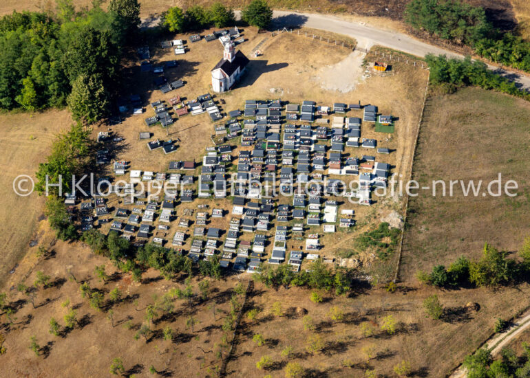 Luftbild Grabreihen auf dem Gelände des Friedhofes an der Straße Svete Ognjena Marija in Motike in Republika Srpska, Bosnien und Herzegowina