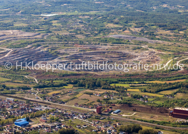 Luftbild Gelände und Abraum- Flächen der Eisenerz Mine- Tagebau in Omarska in Republika Srpska, Bosnien und Herzegowina