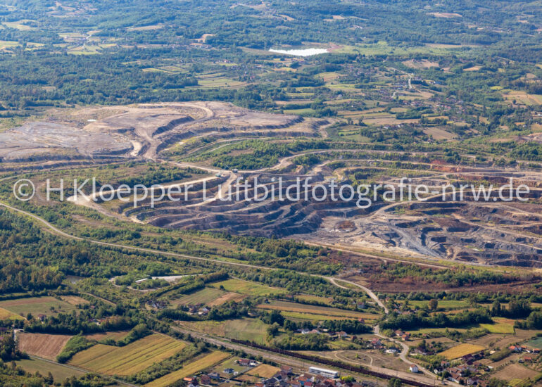 Luftbild Gelände und Abraum- Flächen der Eisenerz Mine- Tagebau in Omarska in Republika Srpska, Bosnien und Herzegowina