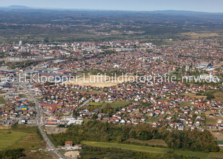 Luftbild Stadtgebiet mit Außenbezirken und Innenstadtbereich an der Straße Aerodromska in Prijedor in Republika Srpska, Bosnien und Herzegowina