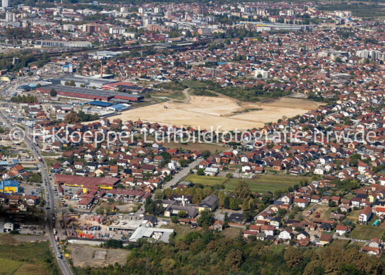 Luftbild Stadtgebiet mit Außenbezirken und Innenstadtbereich an der Straße Aerodromska in Prijedor in Republika Srpska, Bosnien und Herzegowina