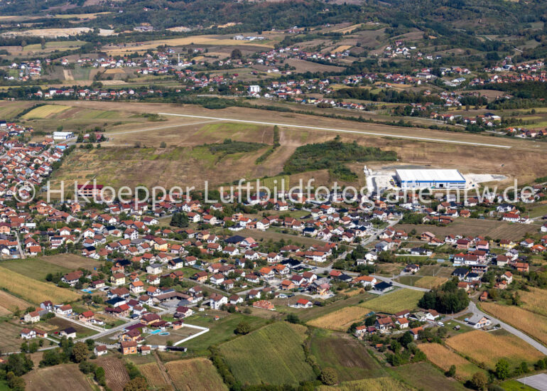 Luftbild Start- und Landebahn mit Rollfeldgelände des Flugplatz an der Straße Aerodromska in Cirkin Polje in Republika Srpska, Bosnien und Herzegowina.