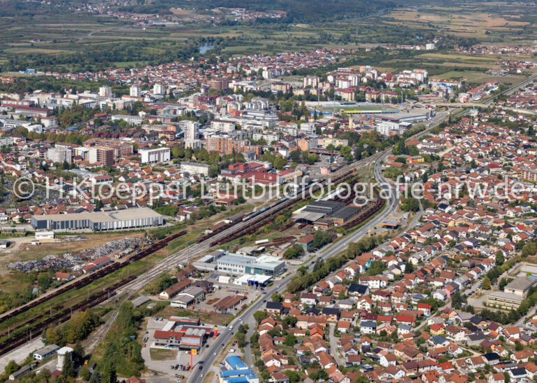 Luftbild Bahnstrecke in Prijedor in Republika Srpska, Bosnien und Herzegowina