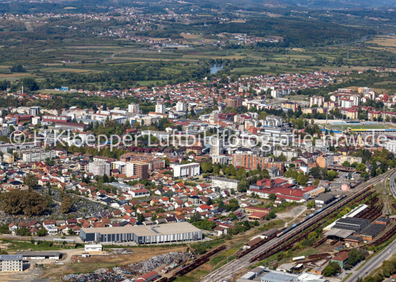 Luftbild Stadtgebiet mit Außenbezirken und Innenstadtbereich an der Straße Aerodromska in Prijedor in Republika Srpska, Bosnien und Herzegowina