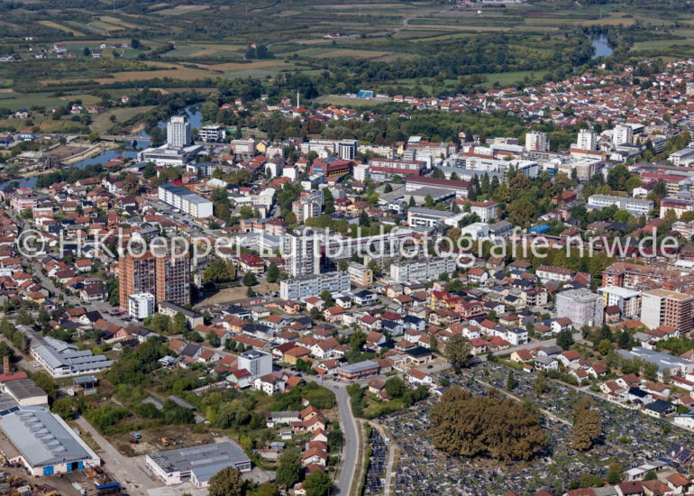 Luftbild Stadtansicht des Innenstadtbereiches an der Straße Kralja Aleksandra, Radnicka in Prijedor in Republika Srpska, Bosnien und Herzegowina