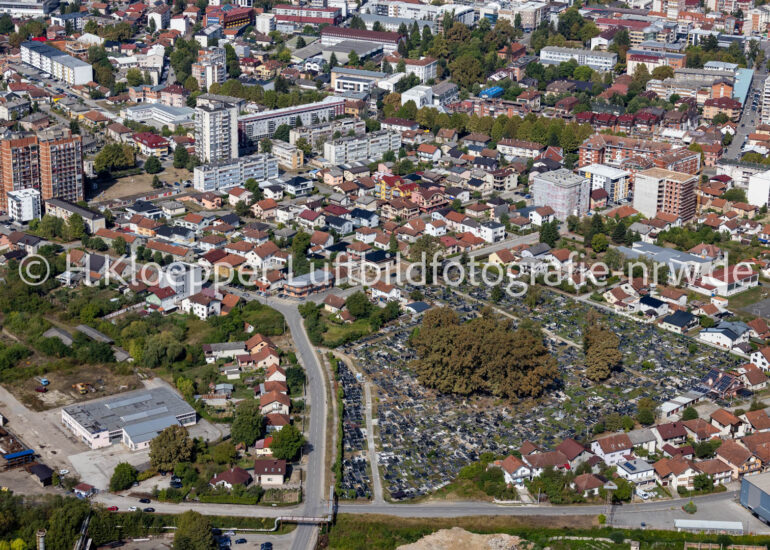 Luftbild Stadtansicht des Innenstadtbereiches an der Straße Kralja Aleksandra, Radnicka in Prijedor in Republika Srpska, Bosnien und Herzegowina