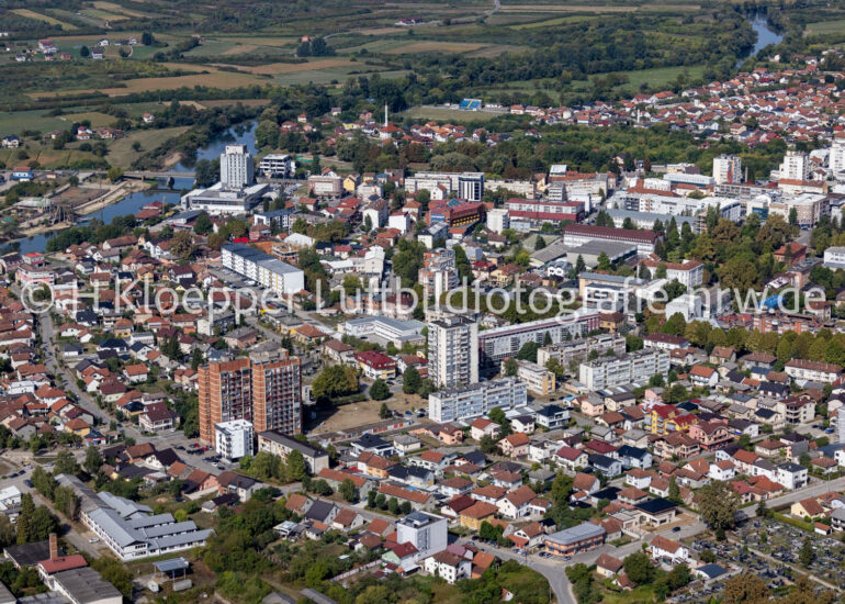 Luftbild Stadtansicht des Innenstadtbereiches an der Straße Kralja Aleksandra, Radnicka in Prijedor in Republika Srpska, Bosnien und Herzegowina