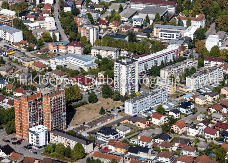 Hochhaus- Gebäude im Wohngebiet an der Straße Save Kovacevica in Prijedor in Republika Srpska, Bosnien und Herzegowina