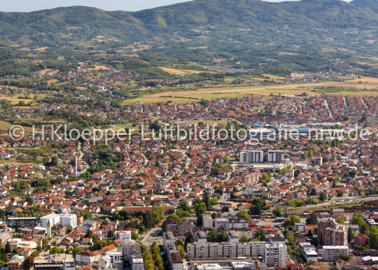 Luftbild Stadtgebiet mit Außenbezirken und Innenstadtbereich an der Straße Aerodromska in Prijedor in Republika Srpska, Bosnien und Herzegowina